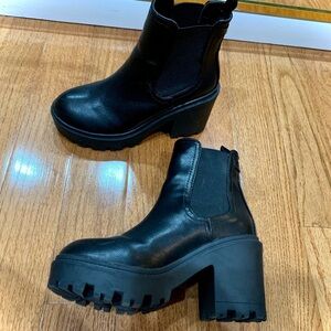 Urban Outfitters UO Chloe Chelsea Boot - size 6